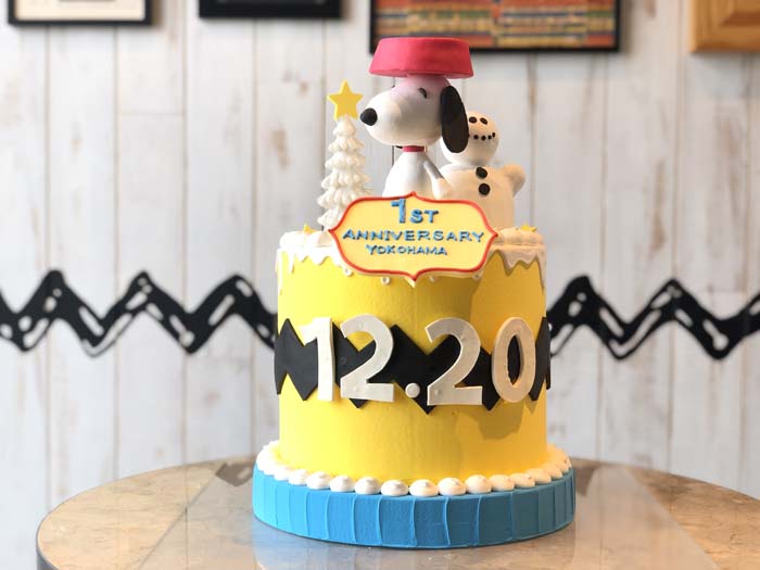 「PEANUTS DINER 横浜」1周年記念！スヌーピーのケーキを期間限定で展示！