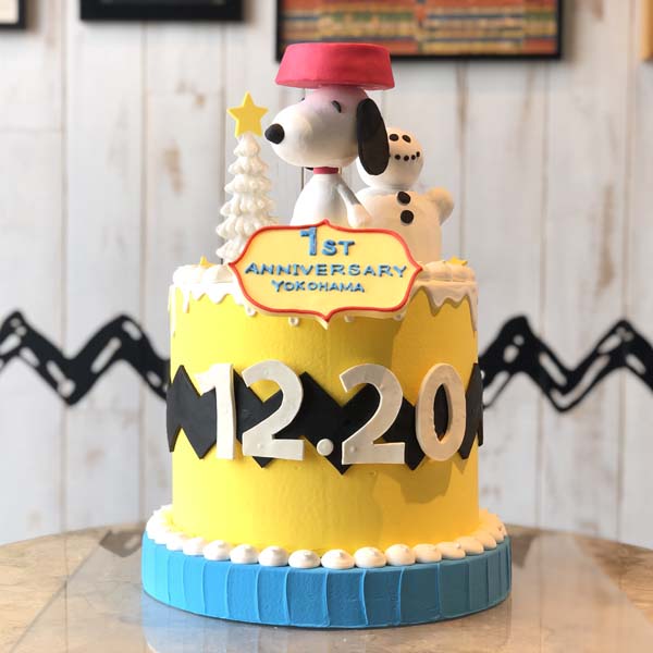 「PEANUTS DINER 横浜」1周年記念！スヌーピーのケーキを期間限定で展示！