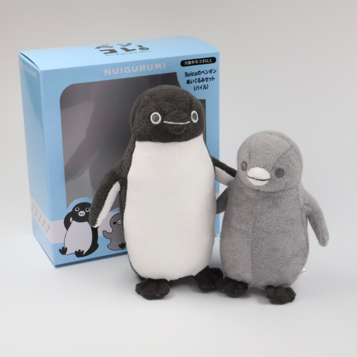 Suicaのペンギンぬいぐるみセット(パイル) 3,960円（税込）<br>【サイズ（約）】 Suicaのペンギン：縦18ｃｍ×横12ｃｍ×幅9ｃｍ<br>子ペンギン：縦14ｃｍ×横9ｃｍ×幅8ｃｍ