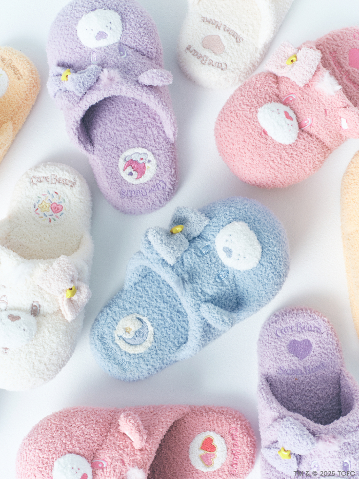 【Care Bears™】ニットスリッパ<br>価格：6,380円<br>カラー展開：OWHT/ORG/LPNK/LAV/LBLU