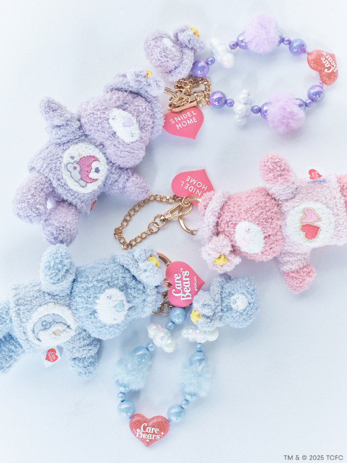 【Care Bears™】ニットチャーム<br>価格：5,500円<br>カラー展開：OWHT/ORG/LPNK/LAV/LBLU