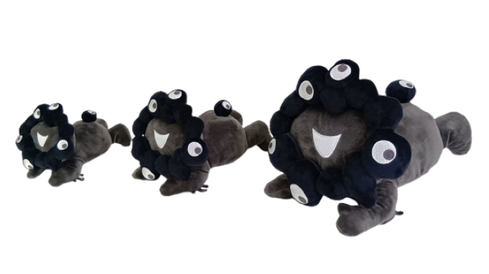 EXPO2025 ミャクミャク 這型ぬいぐるみ S 黒（W:14cm H:14cm D:21cm 重量60g／￥4,500＋税）<br>EXPO2025 ミャクミャク 這型ぬいぐるみ M 黒（W:18cm H:17cm D:26cm 重量250g／￥5,800＋税）<br>EXPO2025 ミャクミャク 這型ぬいぐるみ L 黒（W:25cm H:23cm D:36cm 重量450g／￥8,000＋税）