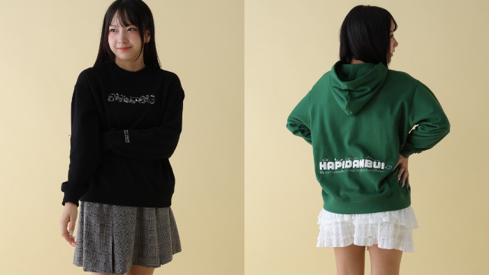「AND YUA ANY」×はぴだんぶい<br>左から<br>【はぴだんぶい】グラフィックスウェット/AND YUA ANY 全2種<br>価格：3,490円（税込）<br>サイズ：S／M<br>【はぴだんぶい】グラフィックパーカー/AND YUA ANY　全2種<br>価格：3,990円（税込）<br>サイズ：S／M