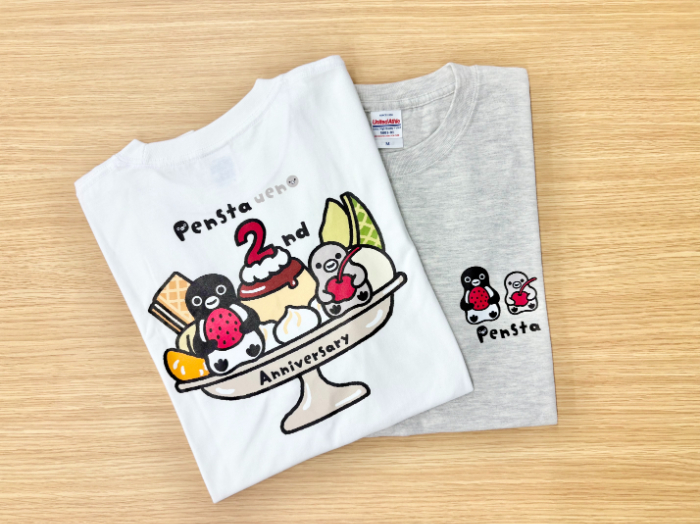 Pensta（グッズエリア）限定<br>Suicaのペンギン プリンアラモードにそえてTシャツ<br>※写真はイメージです。<br>価格：各 3,960円(税込）<br>発売日：販売中