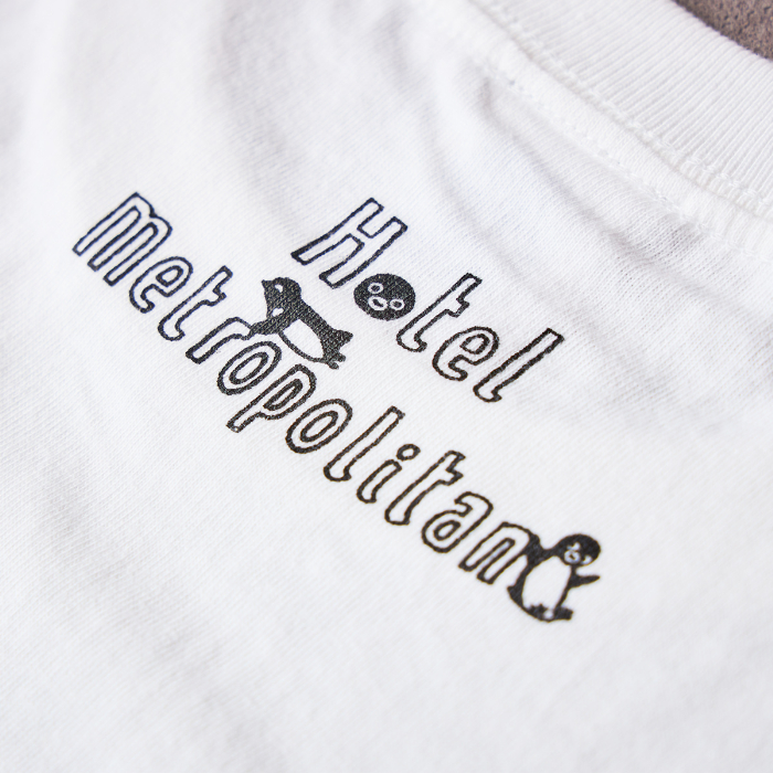 ＜ホテルオリジナル＞Suicaのペンギン ハッピーＴシャツ　￥3,000（税込）<br>［サイズ］Lサイズ（着丈72㎝、身幅54.5㎝、肩幅50.5㎝、袖丈22.5㎝）<br>［素材］綿 100%