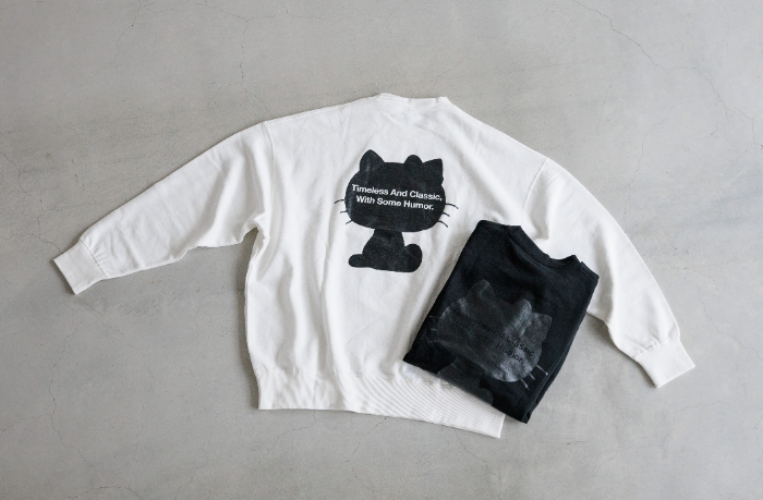 【HELLO KITTY】スウェットクルー<br>価格:7,990 円（税込）<br>カラー展開:ホワイト、ブラック<br>サイズ:M、L