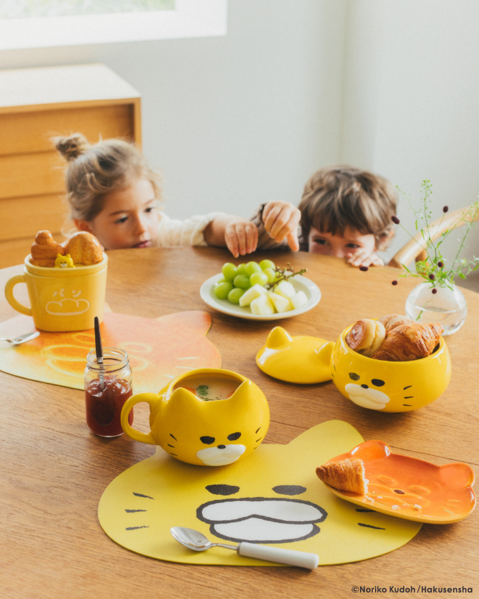 スープマグ 2,790円（税込）<br>パン型プレート 2,890円（税込）<br>ふたつきどんぶり 3,290円（税込）<br>ふたつきマグ 3,290円（税込）<br>リバーシブルランチョンマット 1,890円（税込）