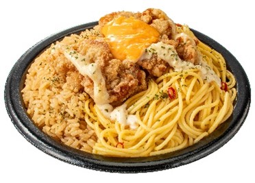 ドカ盛り！にんにくマヨ＆チーズの豚骨めし＆ペペロンチーノ<br>価格：698円（税込753.84円）<br>熱量：1食あたり1,124kcal