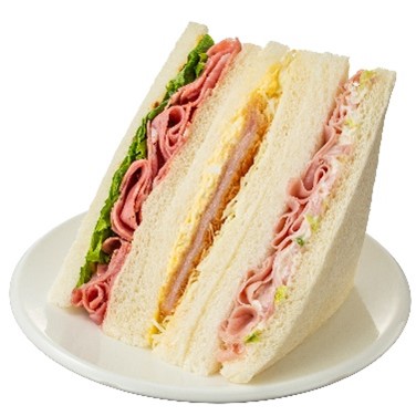 ハム&ソフトサラミサンド<br>価格：418円（税込451.44円）<br>熱量：1食あたり494kcal