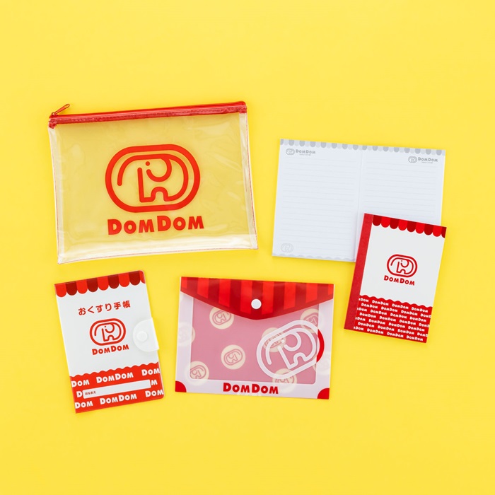 どむぞうくん フラットポーチ(全1種)<br>JAN：4513750185294<br>価格：110円(税込)<br>どむぞうくん A6ノート(全1種)<br>JAN：4513750185263<br>価格：110円(税込)<br>どむぞうくん 診察券・お薬手帳ケース(全1種)<br>JAN：4513750185249<br>価格：110円(税込)<br>どむぞうくん ボタン付きB6クリアファイル（横型）(全1種)<br>JAN：4513750185225<br>価格：110円(税込)