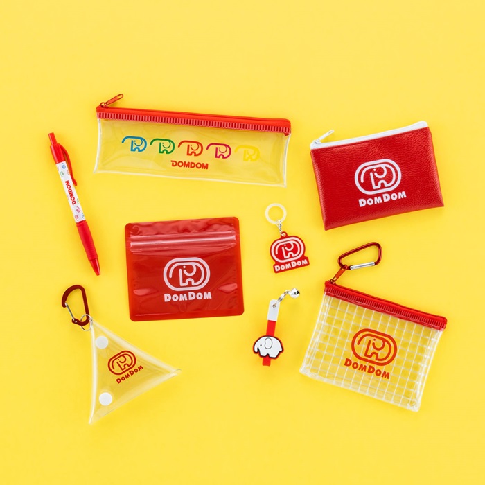 どむぞうくん ボールペン（黒）(全1種)<br>JAN：4513750185232<br>価格：110円(税込)<br>どむぞうくん ビニールペンポーチ(全1種)<br>JAN：4513750185300<br>価格：110円(税込)<br>どむぞうくん コインパース2(全1種)<br>JAN：4513750185256<br>価格：110円(税込)<br>どむぞうくん スクエアジッパー袋5P(全1種)<br>JAN：4513750185218<br>価格：110円(税込)<br>どむぞうくん アクリルめじるしチャーム(全1種)<br>JAN：4513750185317<br>価格：110円(税込)<br>どむぞうくん カラビナ付き三角クリアケース(全1種)<br>JAN：4513750185270<br>価格：110円(税込)<br>どむぞうくん 自転車キーホルダー2(全1種)<br>JAN：4513750185195<br>価格：110円(税込)<br>どむぞうくん カラビナ付きミニメッシュポーチ(全1種)<br>JAN：4513750185287<br>価格：110円(税込)