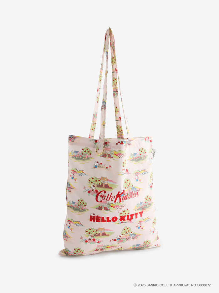 Cath Kidston × Hello Kitty トートバッグ Patchwork/Scene 各6,600円（税込）<br>※チャームは別売り