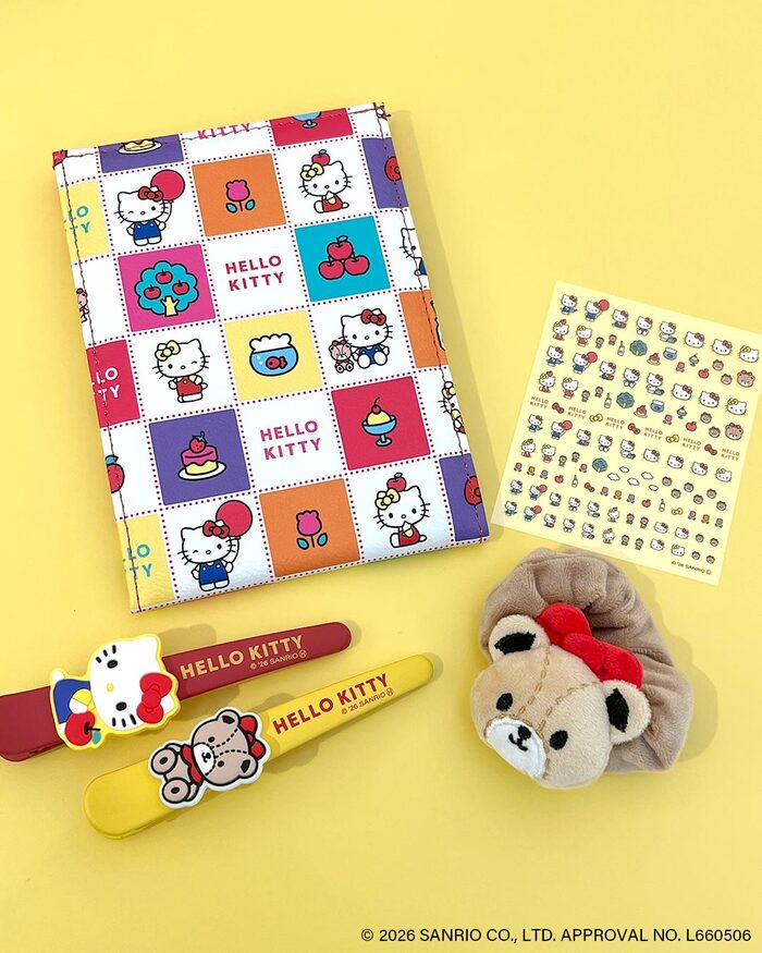 折り畳みミラー、ロングヘアクリップ、ネイルパーツシール、ぬいぐるみヘアゴム／各390円（税込429円）