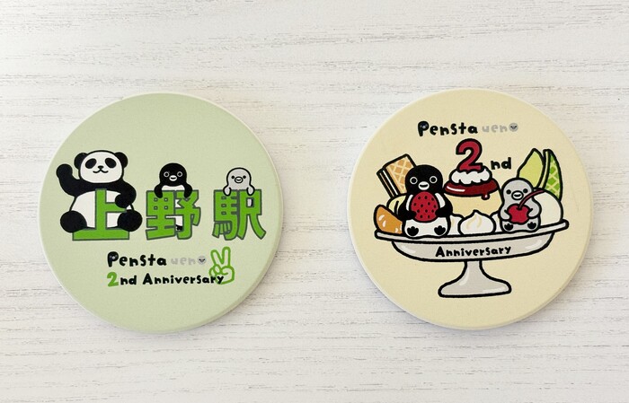 Suicaのペンギン 吸水コースター<br>プリンアラモードにそえて(イエロー)、駅看板(グリーン)<br>価格 ： 各 550円(税込）