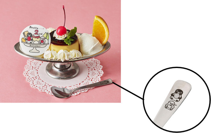 Suicaのペンギン　プリンアラモード<br>価格：スプーン付き　1,600円(税込）<br>単品 1,300円(税込)<br>※スプーン付きは、在庫がなくなり次第終了します。<br>販売期間 ：2025年12月16日(火）～3月中旬予定<br>販売時間：上記期間中の毎日10時以降