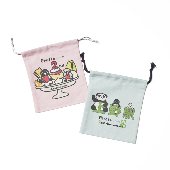 Pensta（カフェエリア）限定<br>Suicaのペンギン 巾着<br>プリンアラモードにそえて(ピンク)、駅看板(ブルー)<br>価格 ： 各　880円(税込)