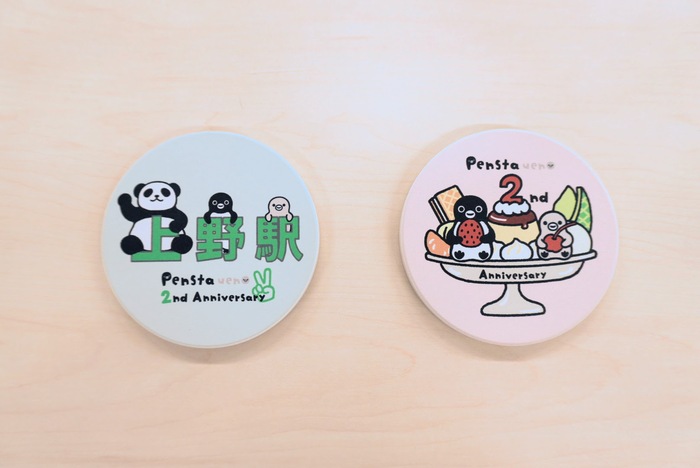 Suicaのペンギン 吸水コースター<br>プリンアラモードにそえて(ピンク)、駅看板(ブルー)<br>価格 ： 各　550円(税込)