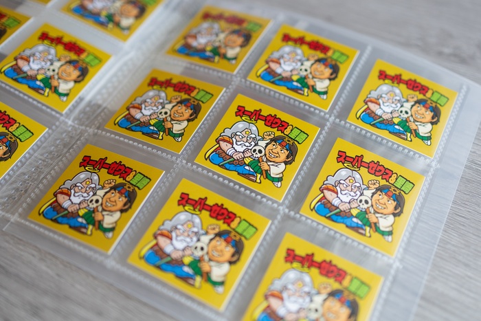 ※名刺のサイズは48ｍｍの正方形で、素材は紙です