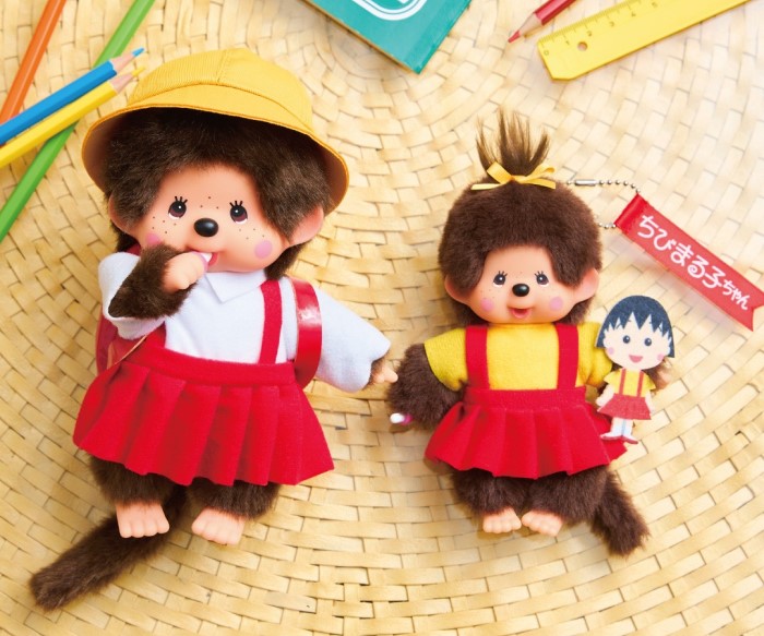 「ちびまる子ちゃん」と「モンチッチ」が同級生に！？お揃い衣装のグッズがPOP UP SHOPに登場